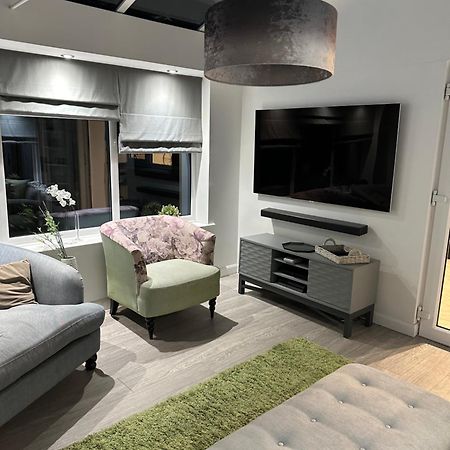 Cosy Double Bedroom In Newcastle Upon Tyne - Access To Shared Kitchen, Shared Lounge And Shared Conservatory Areas Inc Sky Tv And Netflix Luaran gambar
